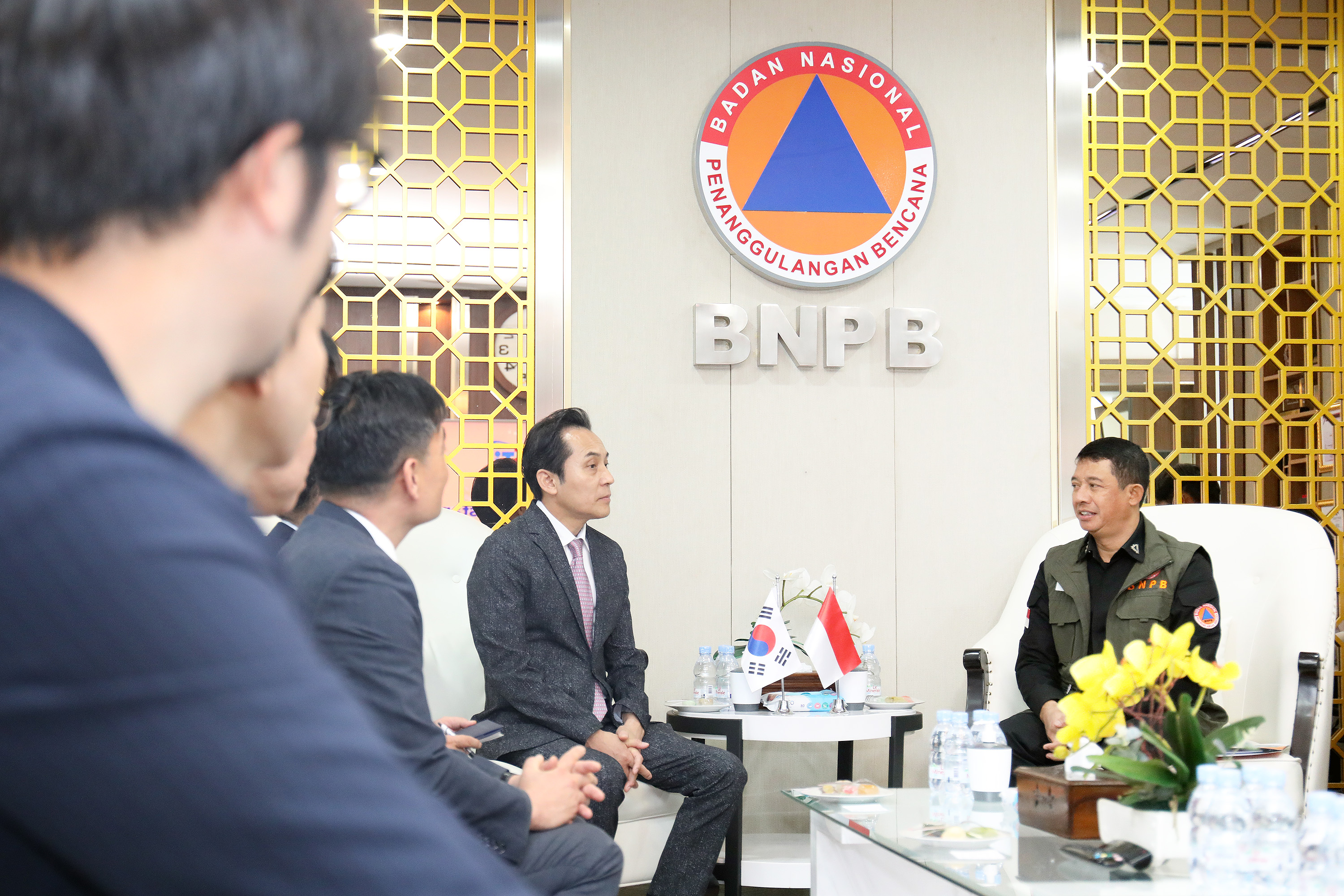 Kepala BNPB Letjen TNI Suharyanto S,Sos., M.M., (kanan) menerima kehadiran Presiden KISTI Kim Jaesoo bersama jajaran di Graha BNPB, Jakarta, Rabu (31/5).